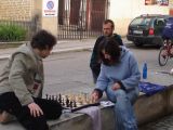 hra šachu i prodej bižuterie